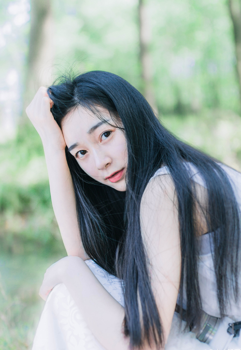 如果彼此出现早一点，也许就不会和另一个人十指紧扣。又或者相遇的再晚一点，晚到两个人在各自的爱情经历中慢慢地学会了包容与体谅善待和妥协，也许走到一起的时候，就不会那么轻易地放弃，任性地转身，放走了爱情。没有早一步也没有晚一步，那是太难得的缘份。